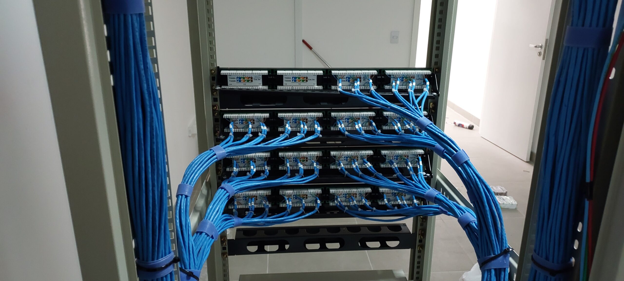 Antes e depois de organiza&ccedil;&atilde;o de rack feita pela RJ Link